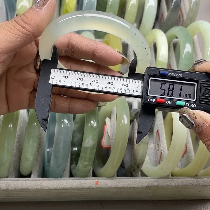 蛇纹石玉未镶嵌手镯104