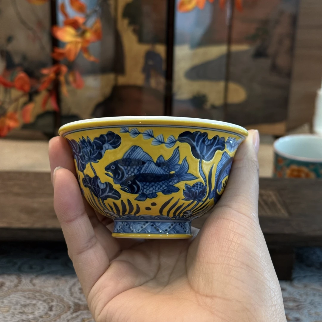 景德镇纯手工手绘青言雅玩黄釉青花鱼戏莲压手杯主人杯陶瓷茶具