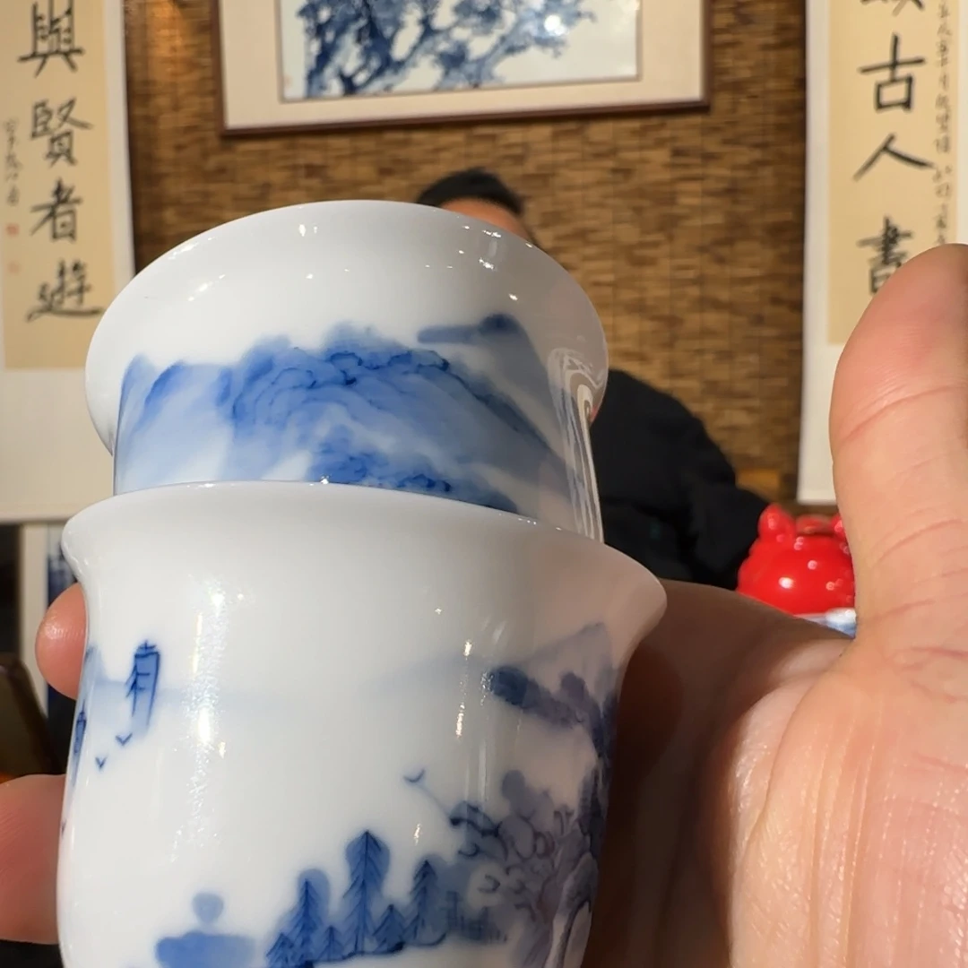 青花手绘山水铃铛杯