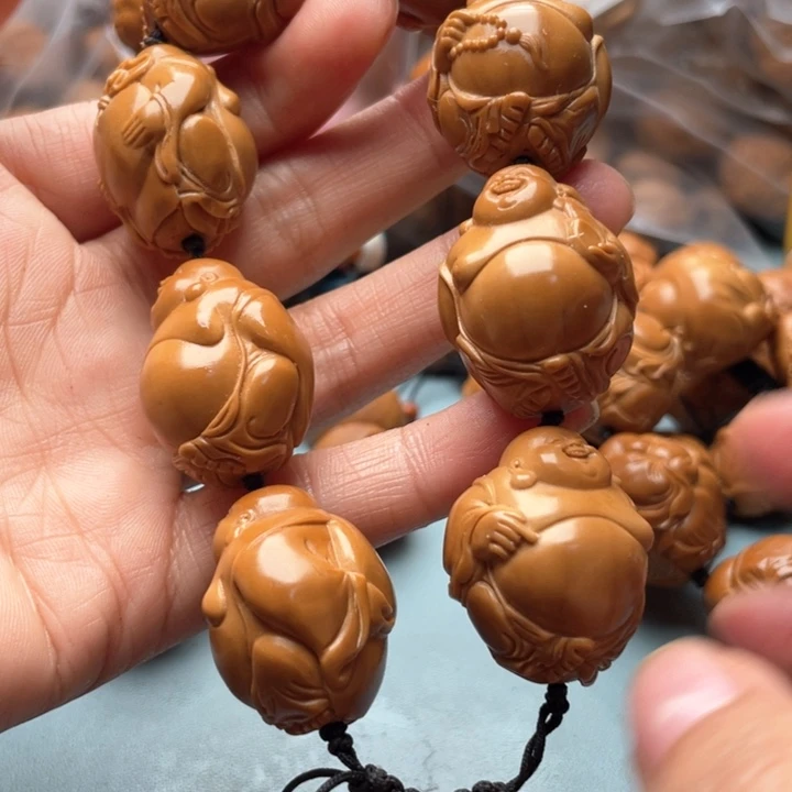 橄榄核吊坠安*生雕刻艺术