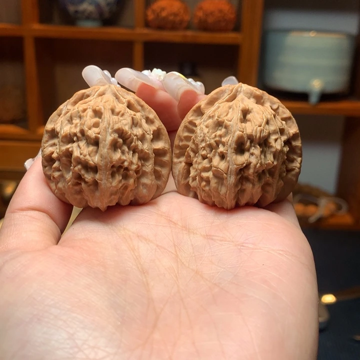 文玩核桃吊坠三角白