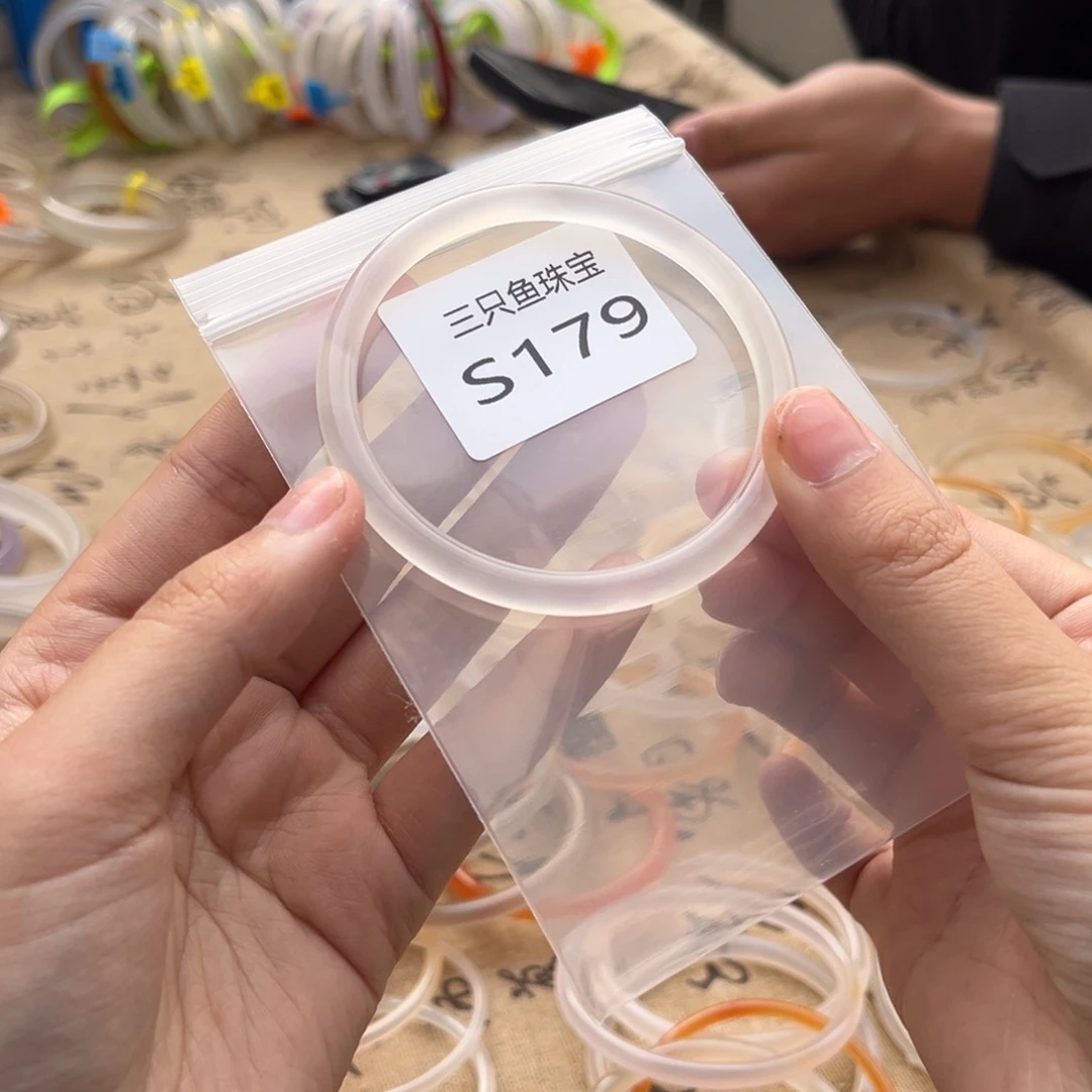 玛瑙/玉髓手镯未镶嵌是**吖