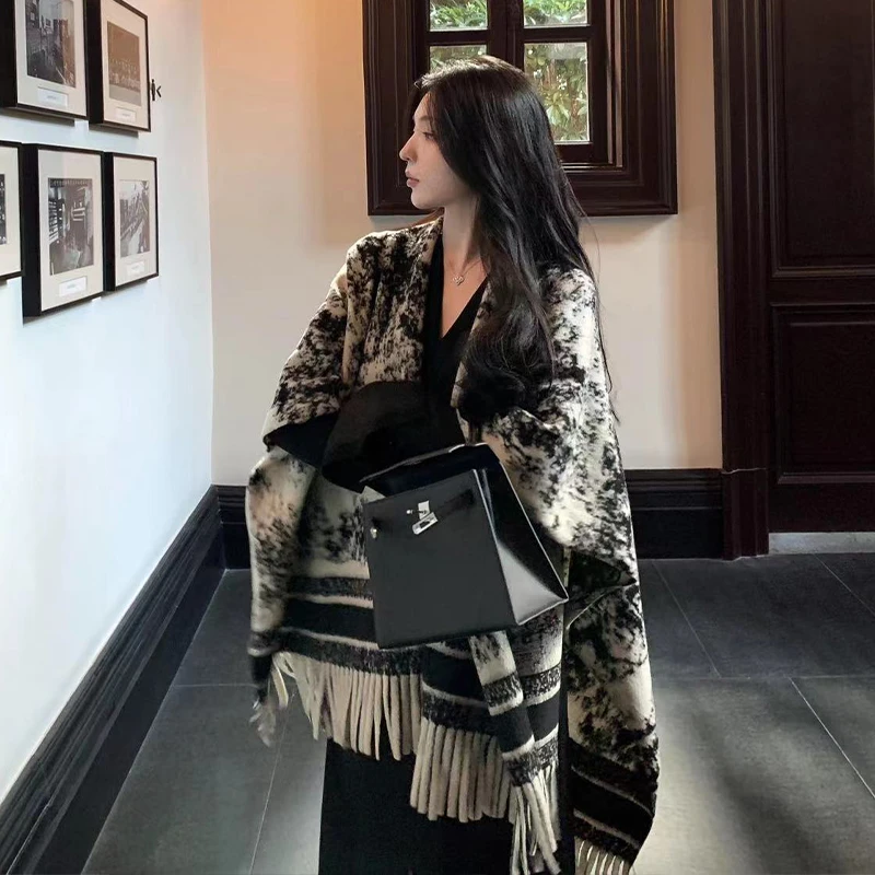 2025新款水墨画披肩外搭秋冬季百搭老钱风旅游高级氛围感斗篷围巾