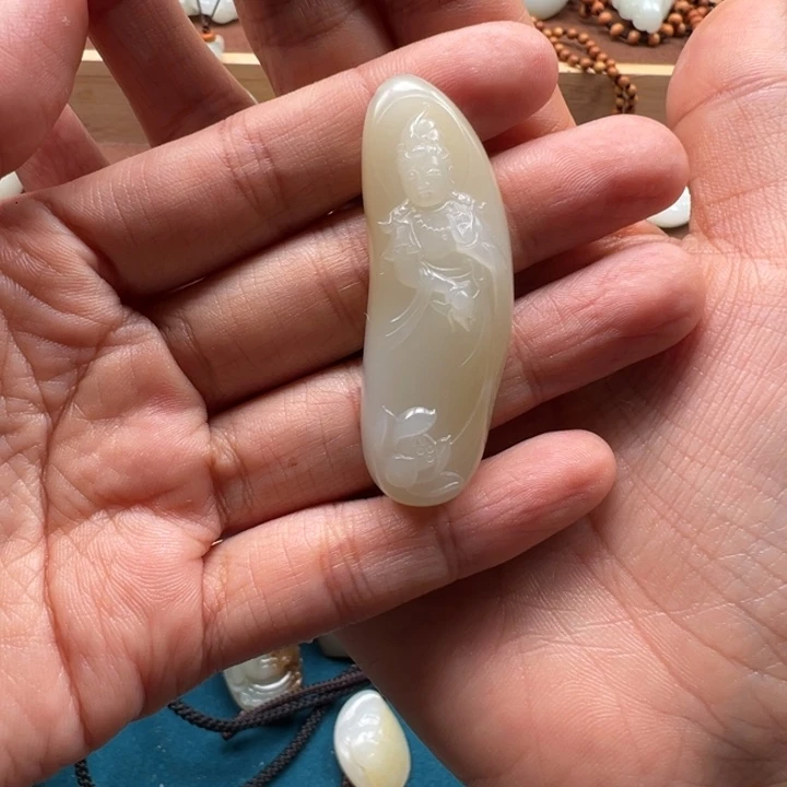 和田玉未镶嵌颈饰且末观音