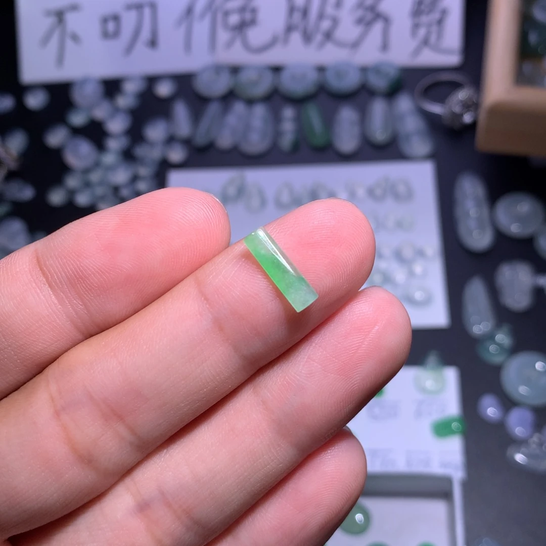翡翠未镶嵌颈饰绿柱子