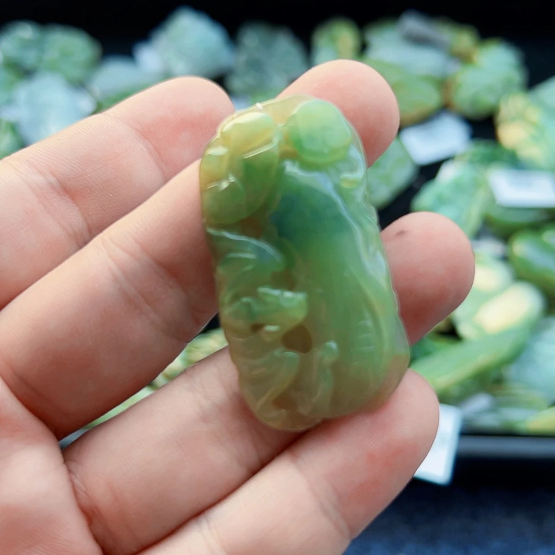 翡翠未镶嵌颈饰挂件