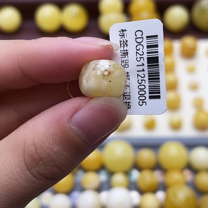 琥珀未镶嵌裸石12.8*9.8mm 瑕