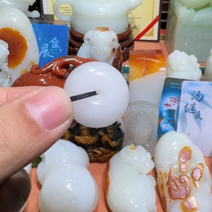 舍***得透闪石质玉未镶嵌把件