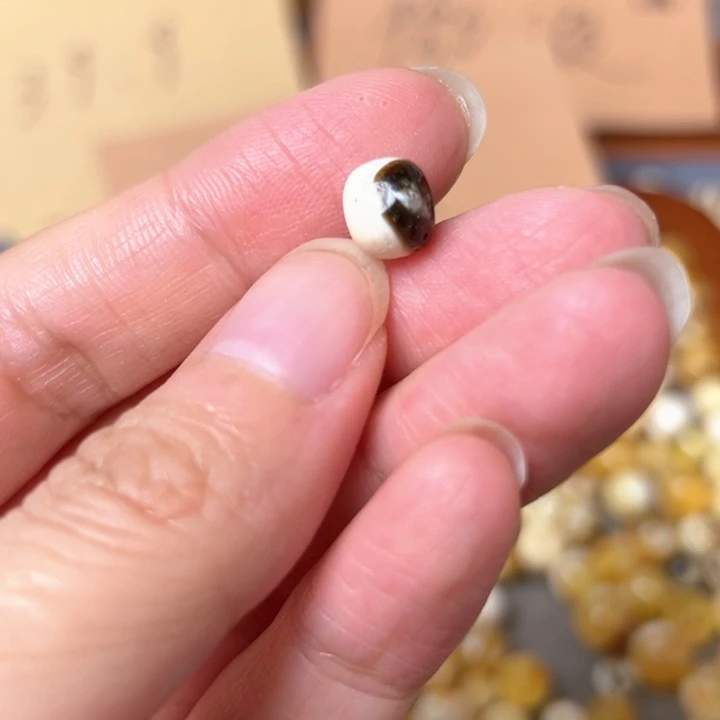 未镶嵌蜜蜡裸石8mm一个