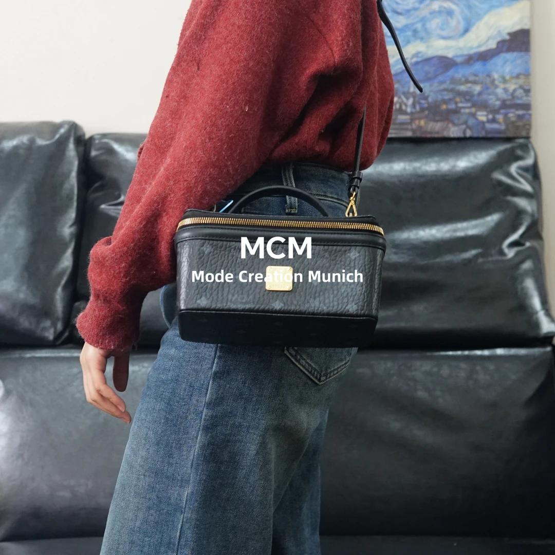 95新 MCM 黑色斜挎包/WJ01802067/2067