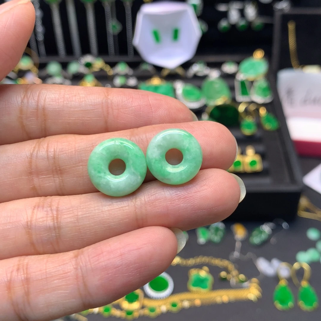 翡翠未镶嵌颈饰有纹