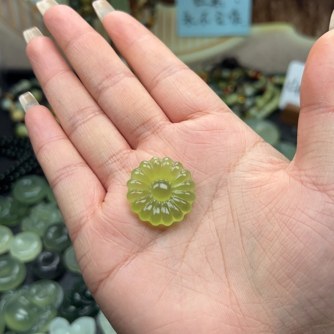 蛇纹石玉未镶嵌颈饰太阳花