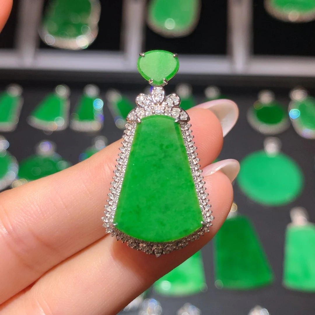 翡翠18K金镶嵌颈饰翡翠