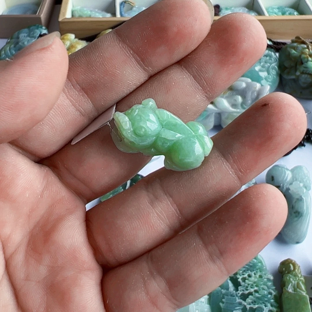 翡翠未镶嵌颈饰挂件
