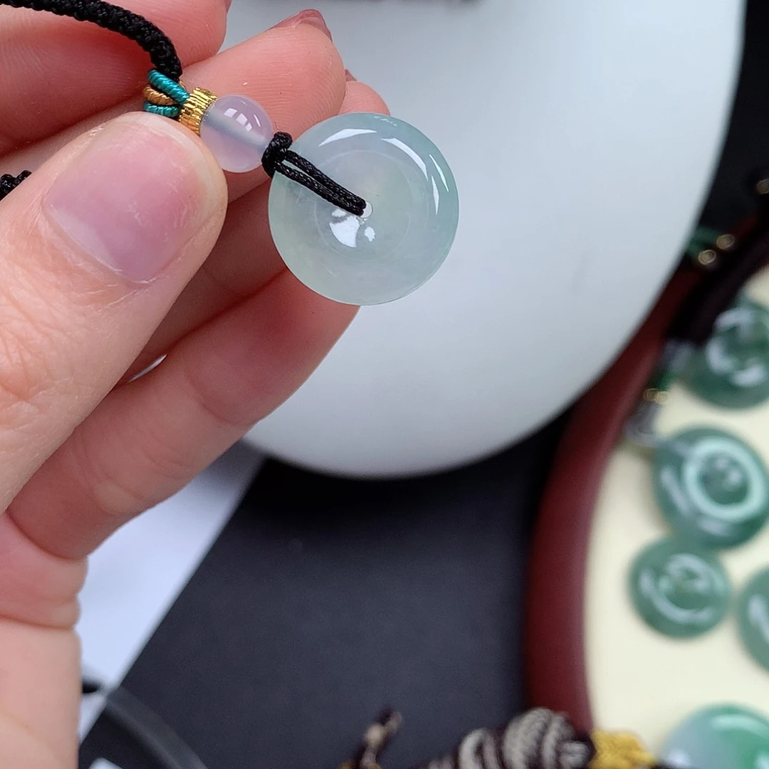 翡翠颈饰未镶嵌平安扣