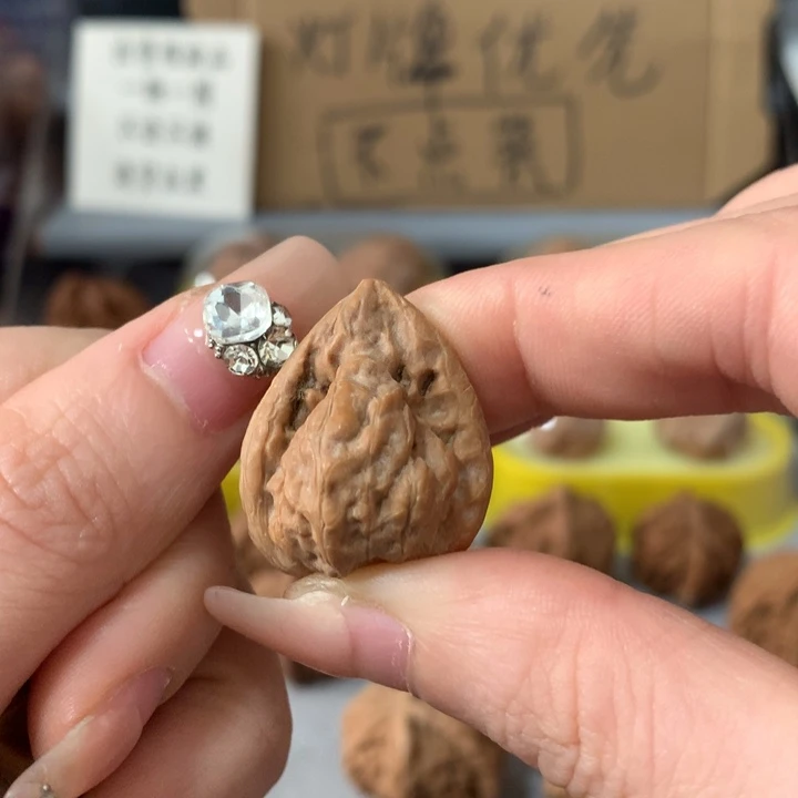 凡***爹吊坠文玩核桃异形单只，有瑕疵