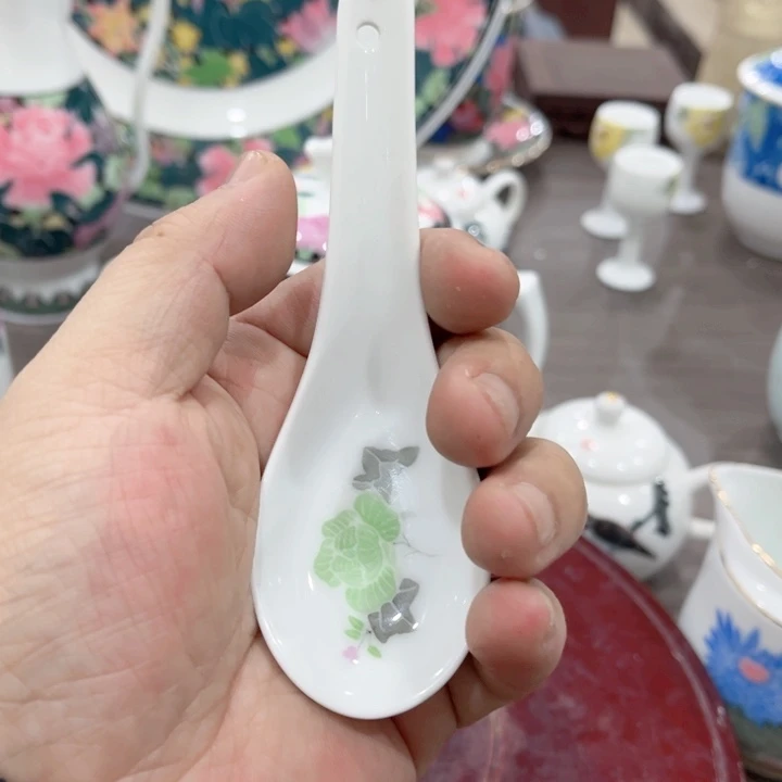 碟釉下五彩的瓷器和瓷器