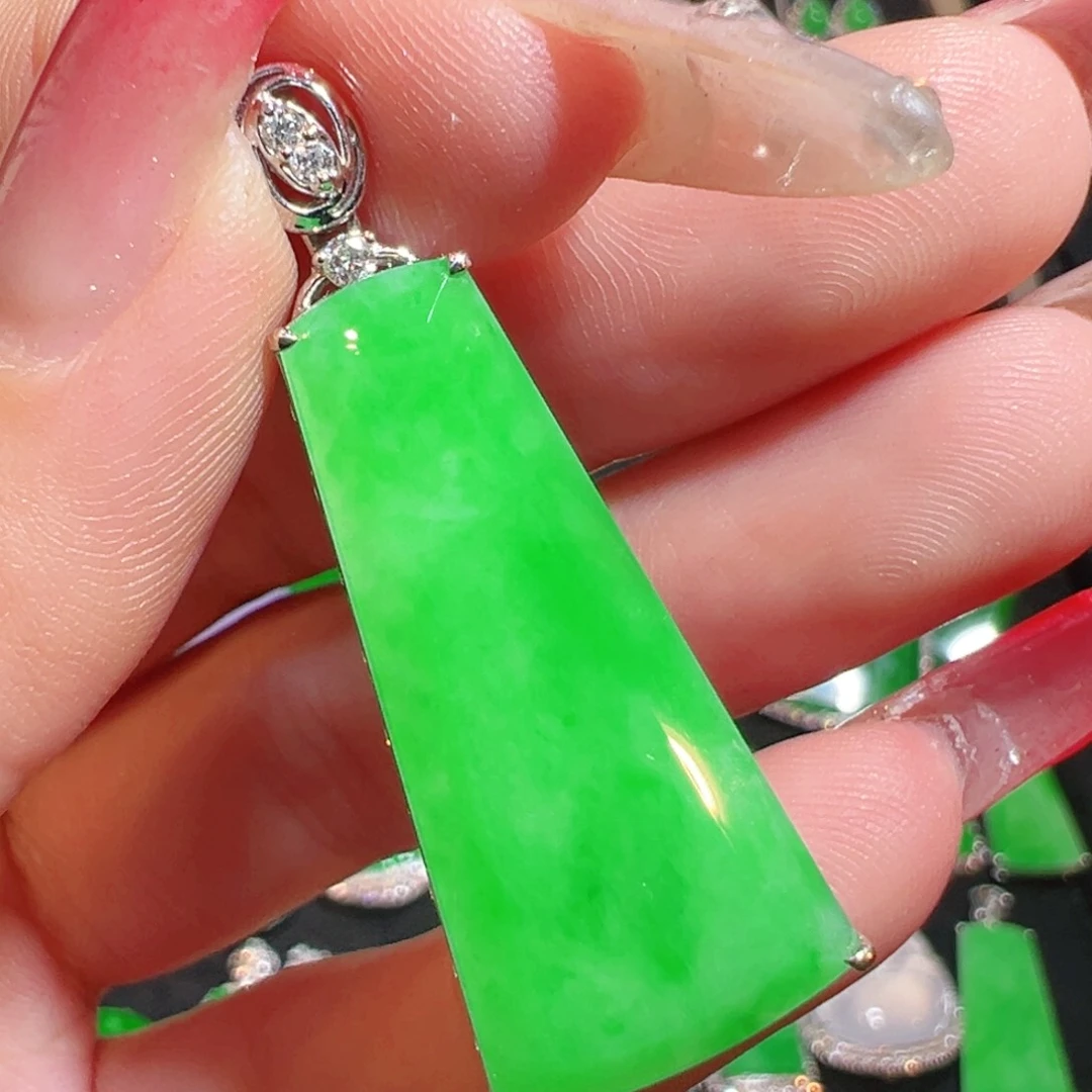 颈饰18K金镶嵌翡翠