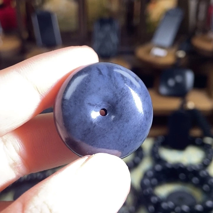 和田玉（墨玉）未镶嵌颈饰平安扣