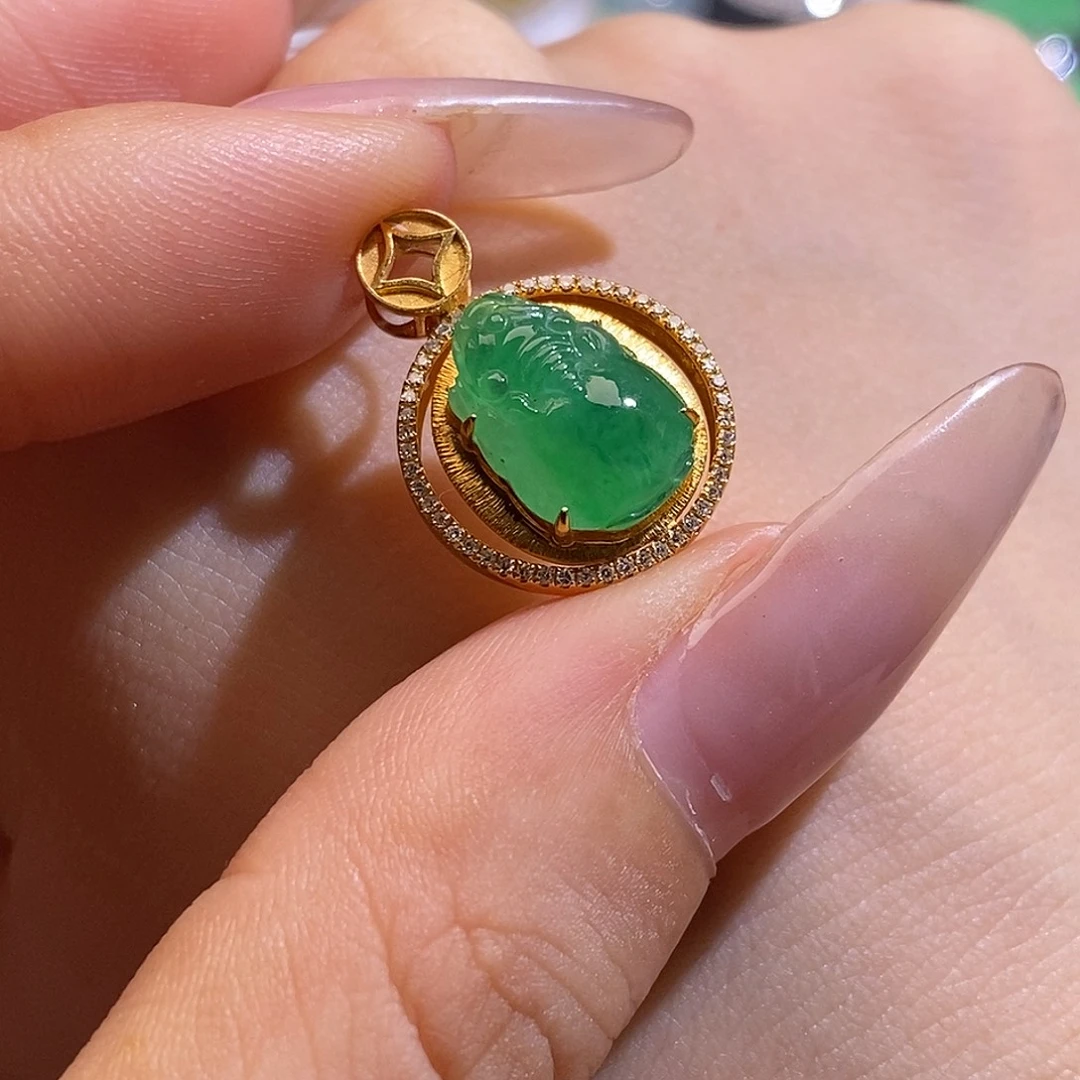 翡翠18K金镶嵌颈饰貔貅