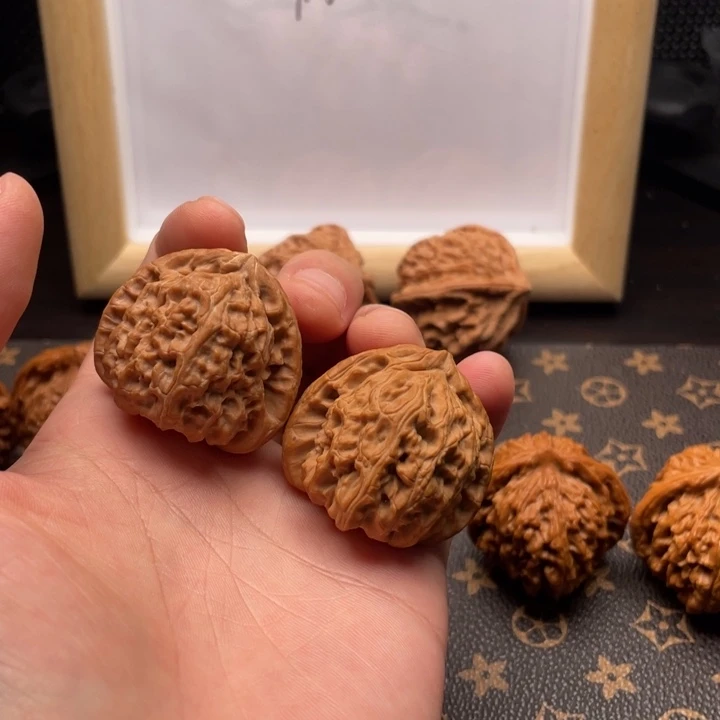 核桃白狮子文玩核桃