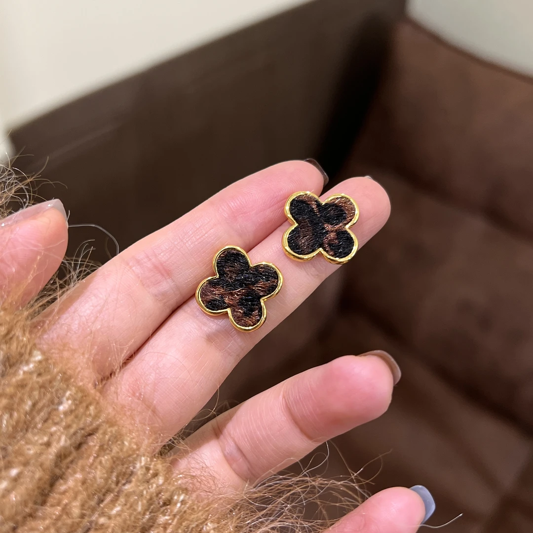 合金耳饰 秋冬复古高级感豹纹四叶花耳钉轻奢设计气质耳饰个性