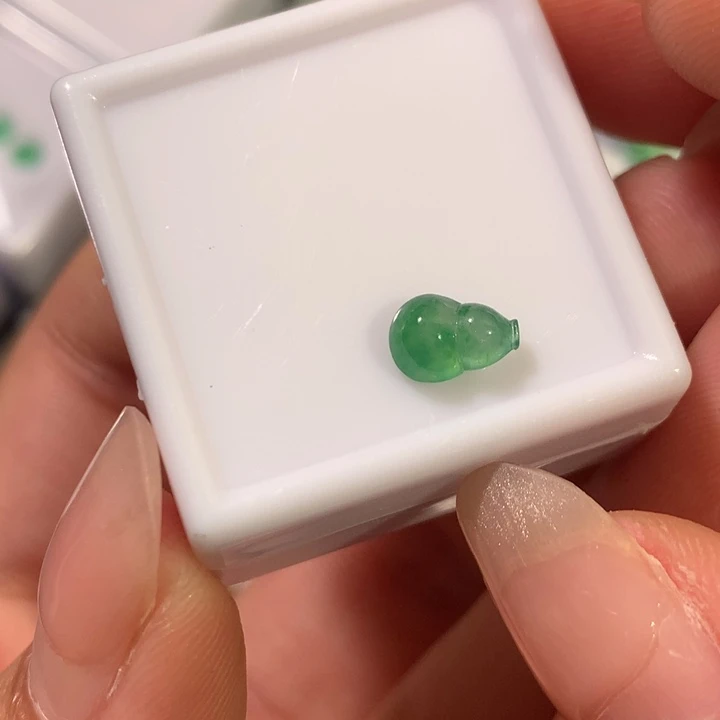 翡翠未镶嵌颈饰葫芦