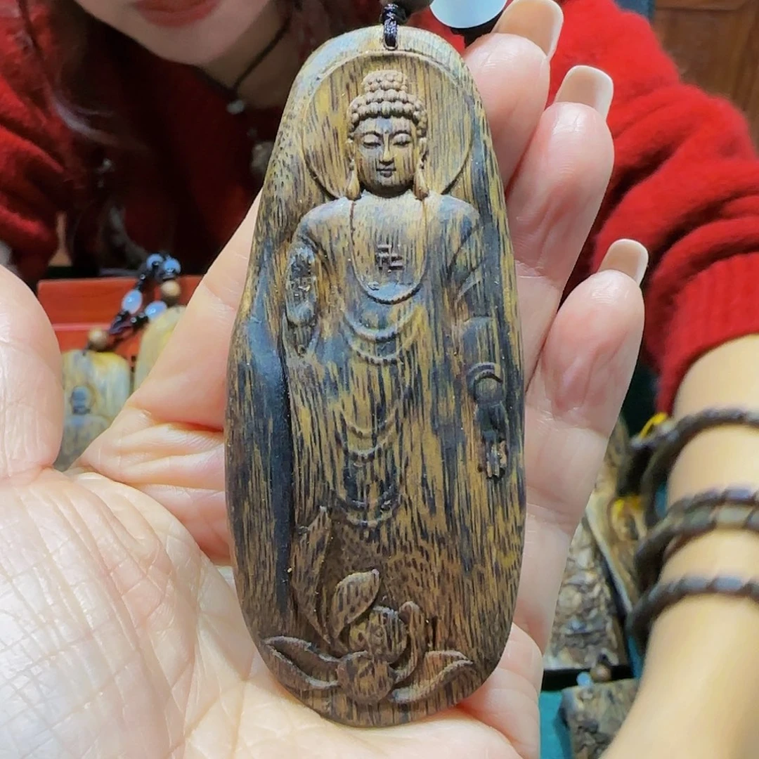 沉香吊坠海南白奇乌身老料雕刻大日子如来带绳17克