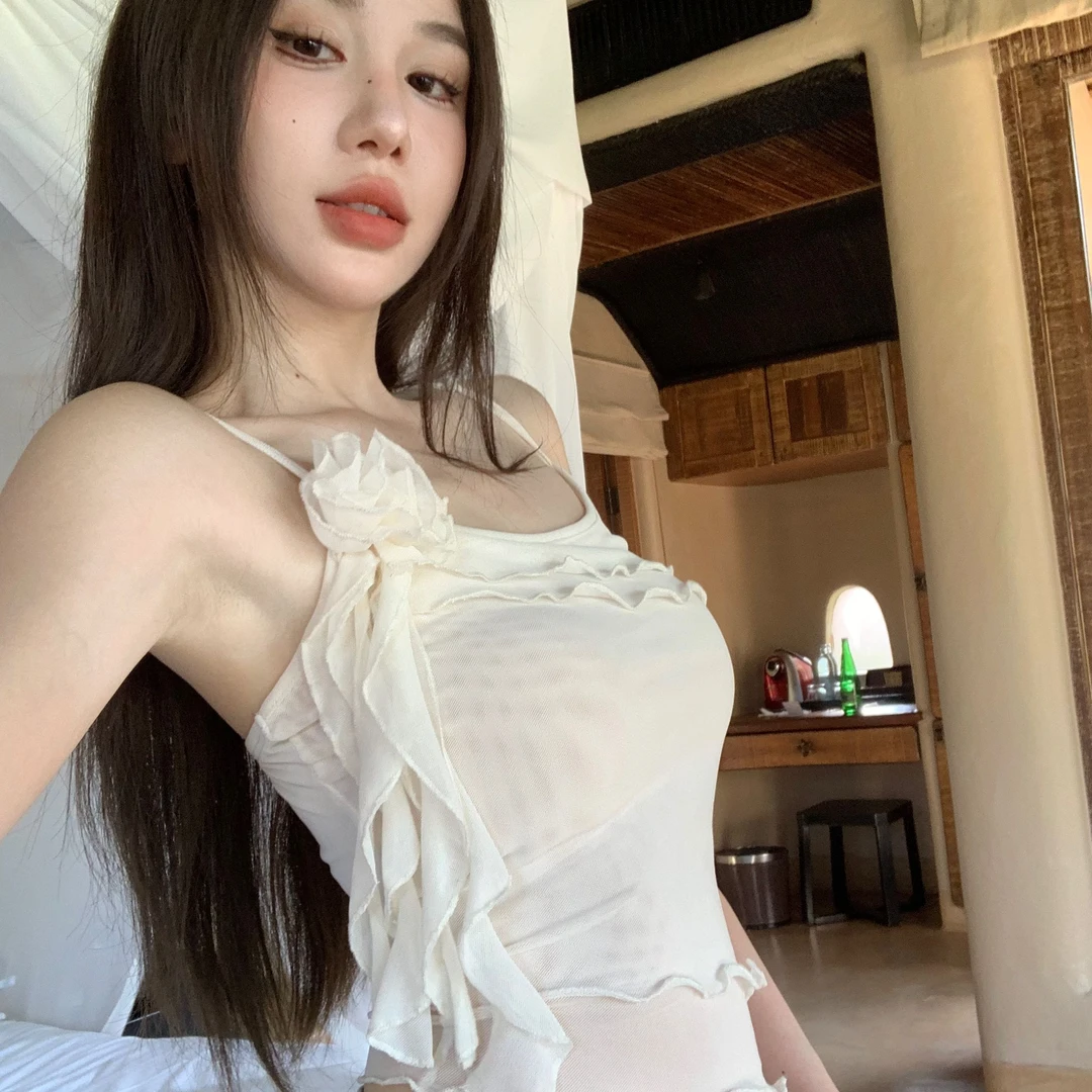 【紫琪现货专属无运补】蕾丝网纱立体花朵吊带背心飘带设计褶皱上衣