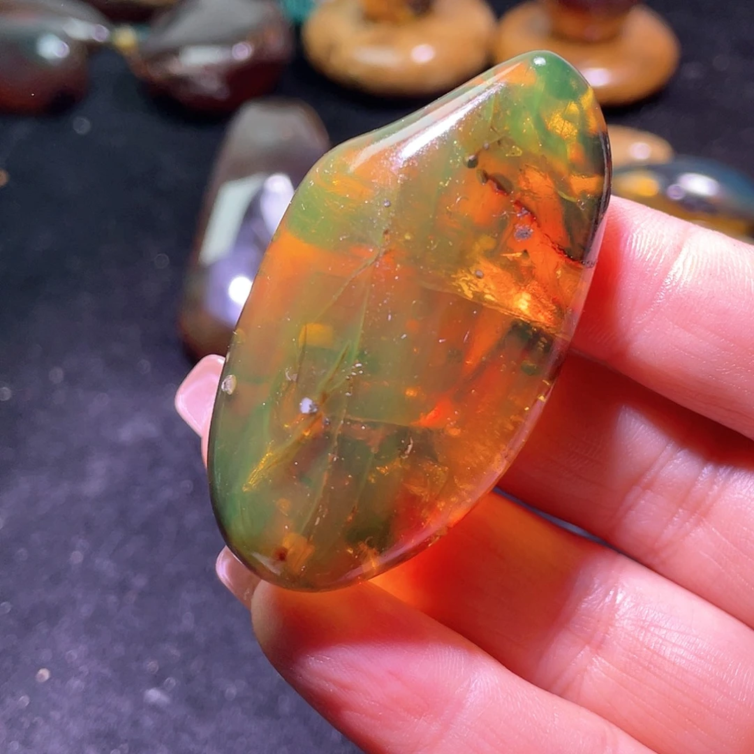 琥珀裸石未镶嵌。