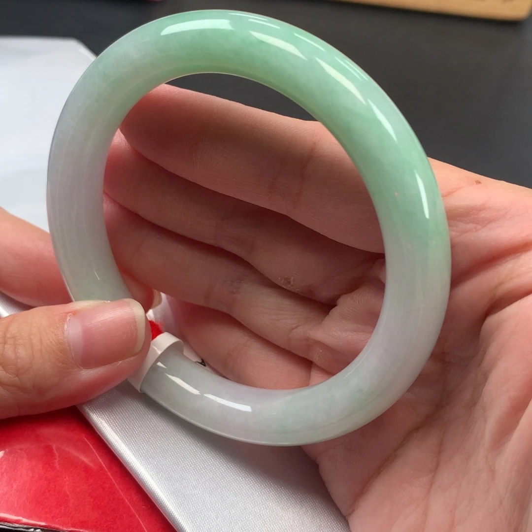 翡翠未镶嵌手镯57圈口白底青