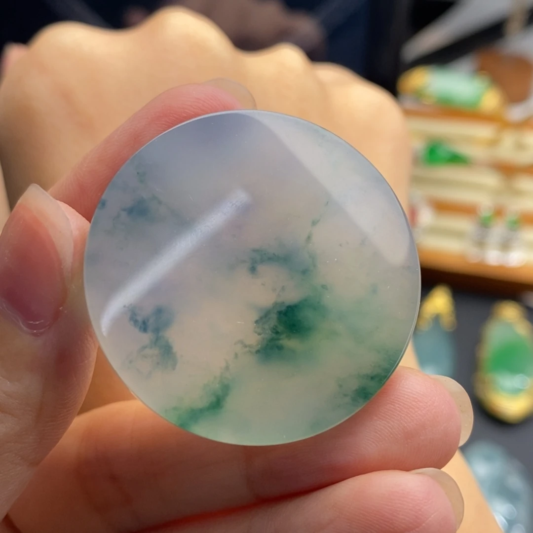 定制翡翠未镶嵌意境十足 极简圆牌