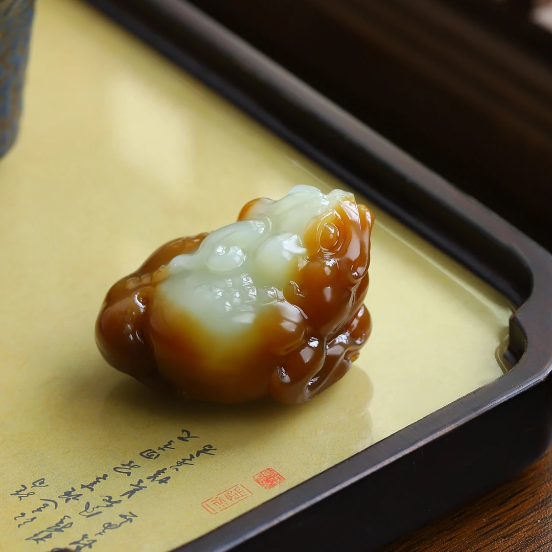 新疆和田玉且末糖白金蟾手工雕刻吊坠手把件