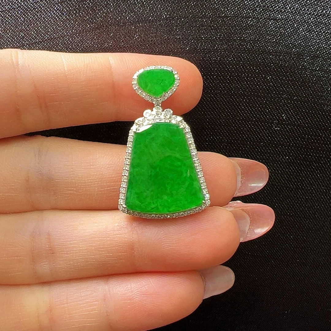 翡翠18K金镶嵌颈饰无事牌吊坠