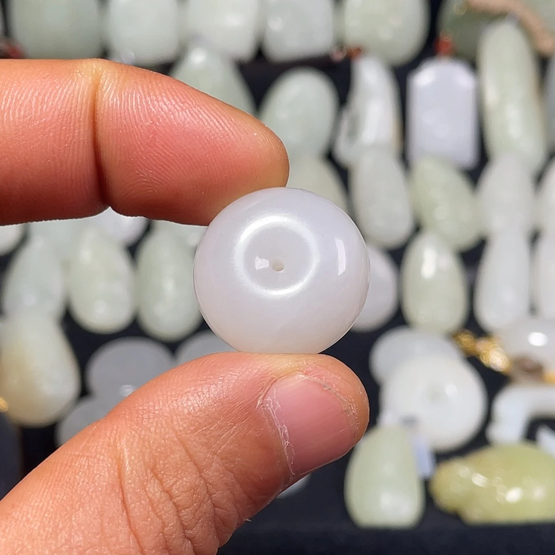 和田玉未镶嵌颈饰吊坠