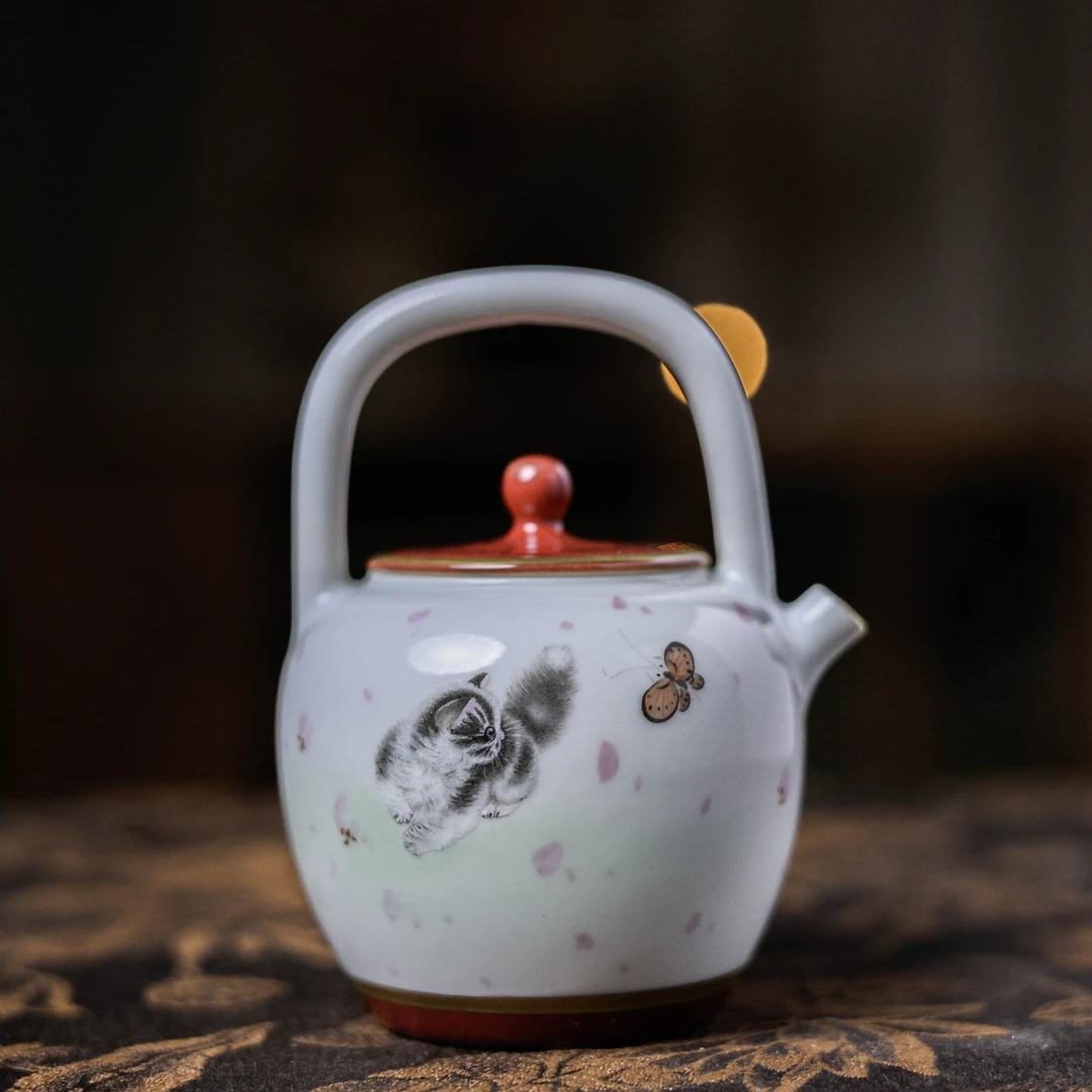 阿茶  玫瑰红扑蝶猫水桶提梁壶（华隐S0861）