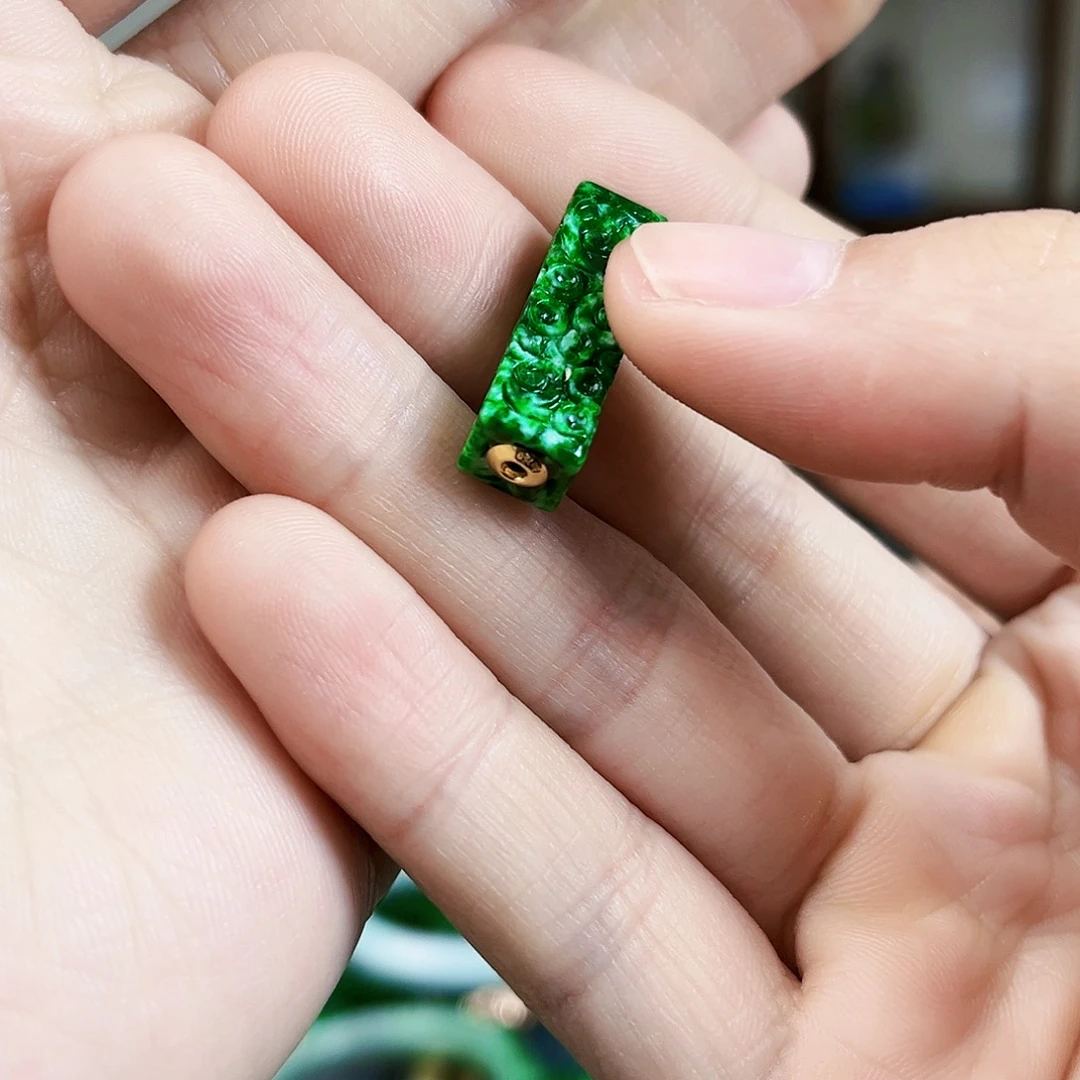 翡翠颈饰18K金镶嵌吊坠多样性