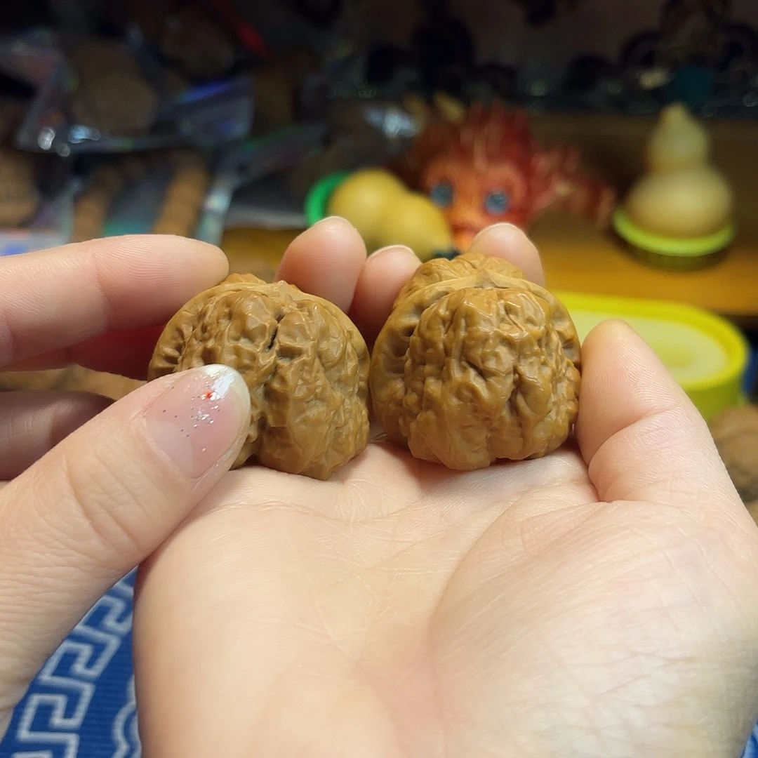 文玩核桃吊坠送官帽一对