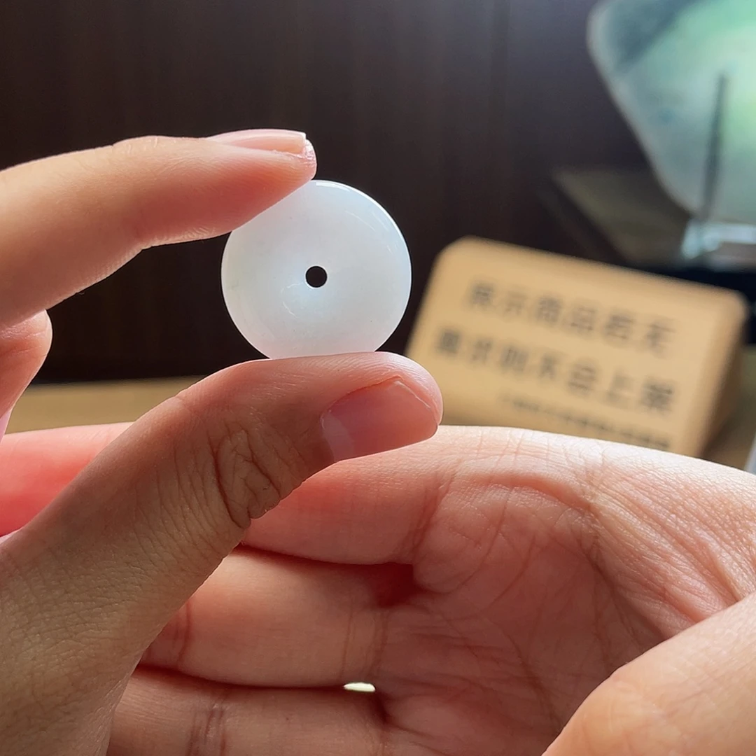 翡翠颈饰未镶嵌平安扣