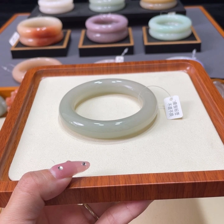 未镶嵌手镯石英岩玉阿*
