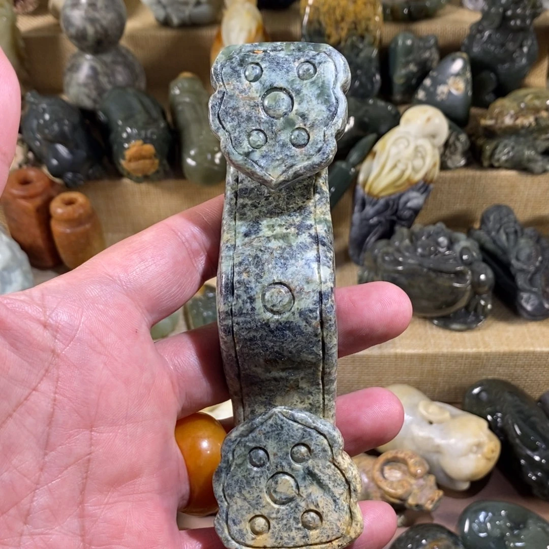 未镶嵌透闪石质玉挂件