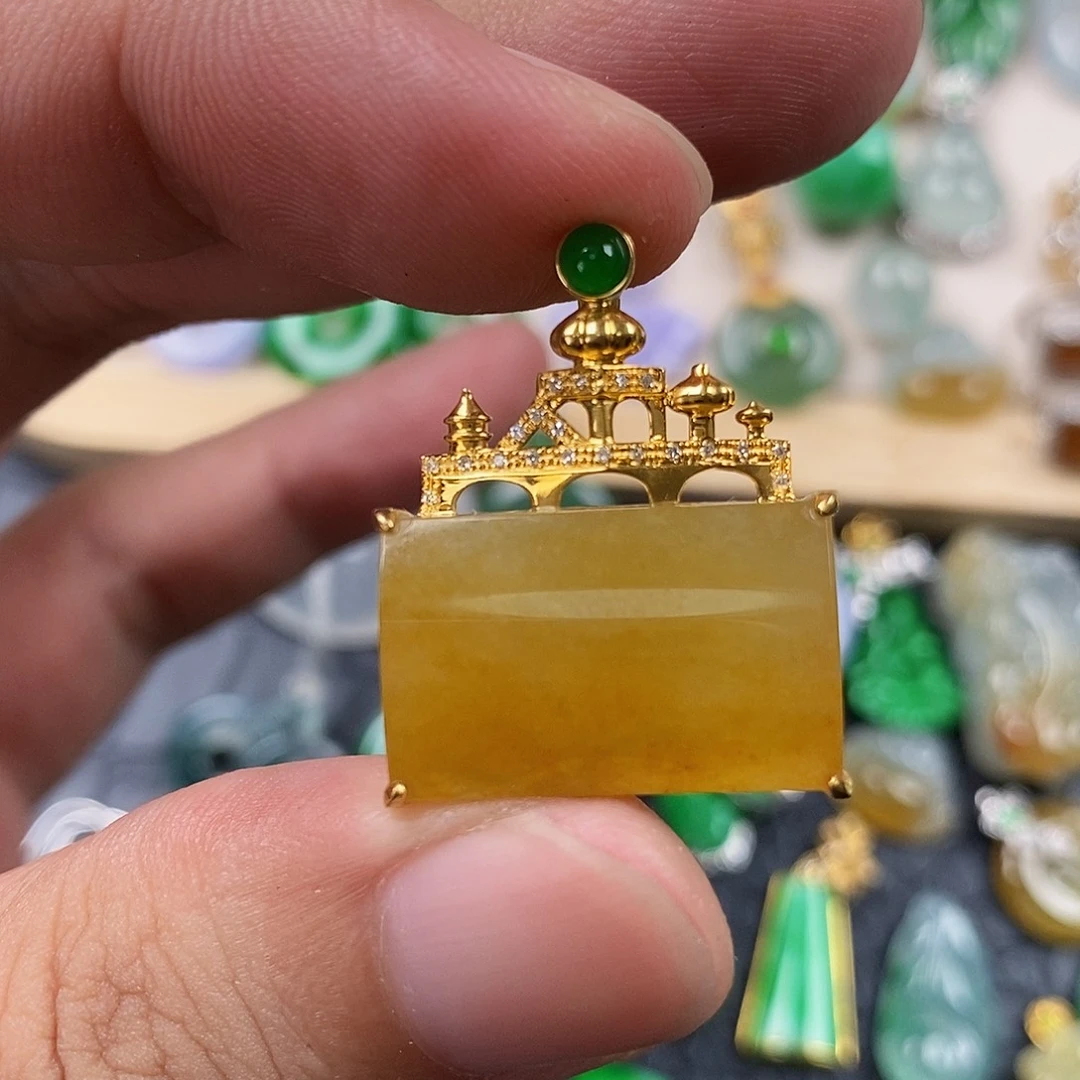 翡翠18K金镶嵌颈饰汪**奶翡翠