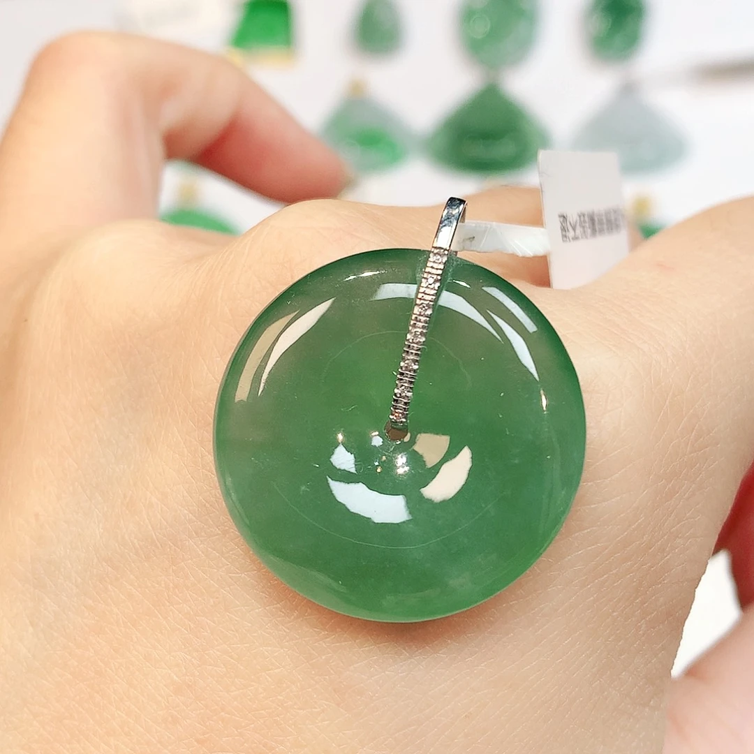 翡翠18K金镶嵌颈饰缅甸翡翠A货