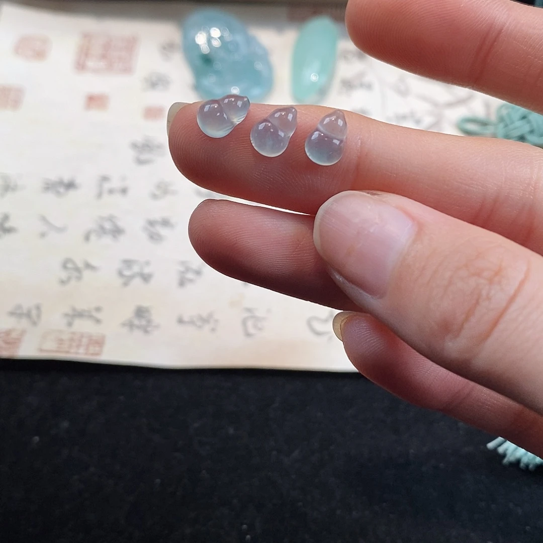 翡翠颈饰未镶嵌草*?天然翡翠