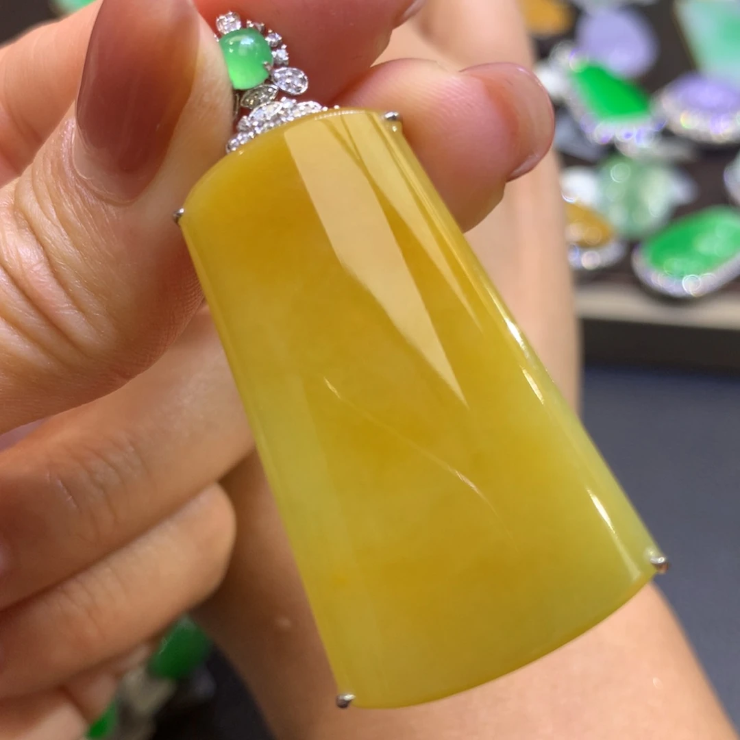 翡翠18K金镶嵌颈饰翡翠吊坠