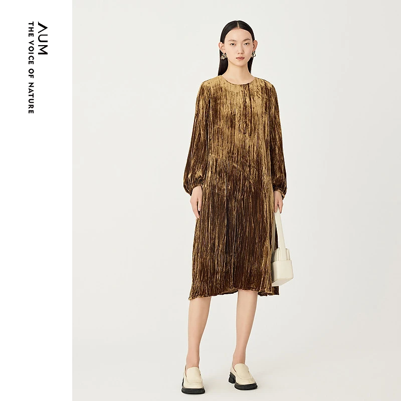 AUM/噢姆浮光绉感丝绒老钱风优雅气质复古长袖连衣裙M1DE42756