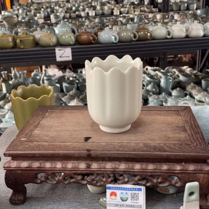 摆件月白釉深莲花笔筒