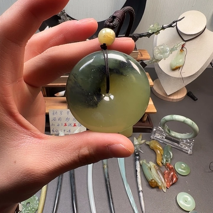 蛇纹石玉未镶嵌颈饰