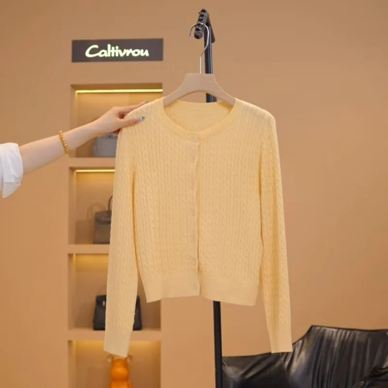 【越越】时尚百搭甜美风圆领单排扣长袖针织衫-Y14844