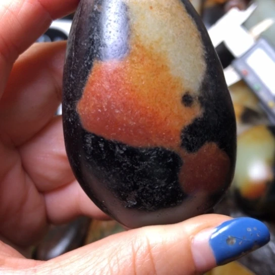 光***明和田玉未镶嵌珠宝奇石